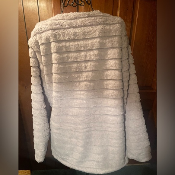 Women's Winter Collarless Faux Fur Coat light grey size Large.New with tags. - Picture 3 of 6
